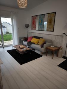 - un salon avec un canapé et une table dans l'établissement Maison en Baie Du Mont, à Roz-sur-Couesnon