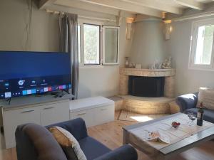TV a/nebo společenská místnost v ubytování casa tranquila for 6 near Gaios