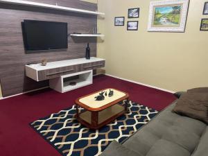 Televízia a/alebo spoločenská miestnosť v ubytovaní Casa confortável