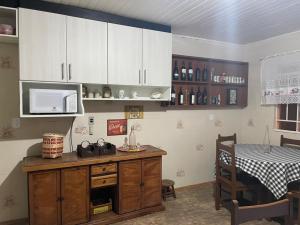 Kuchyňa alebo kuchynka v ubytovaní Casa confortável