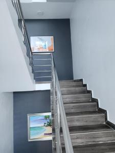 un escalier dans une maison avec deux photos sur le mur dans l'établissement sweetapts, à Matancita