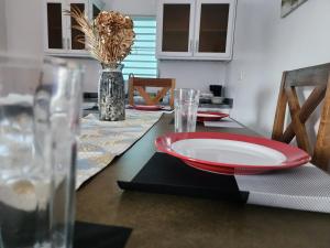 uma mesa de jantar com um prato vermelho em sweetapts em Matancita