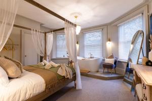 1 dormitorio con cama, bañera y lavamanos en Hearthside Park Road en Buxton