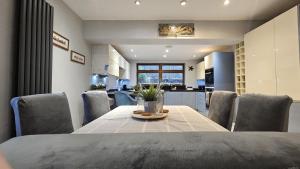 a dining room with a table and chairs and a kitchen at Brighton Free Parking Families Contractors in Brighton & Hove