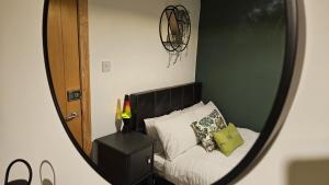 Katil atau katil-katil dalam bilik di Great Value for Contractors, Groups, Families Stay Call Today OneStop Short Lets & Serviced Accommodation Brighton