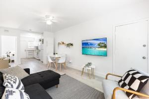 una sala de estar con un sofá y una mesa en Charming 2 Bedroom Apartment in Victoria Park, en Fort Lauderdale