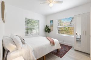 Una habitación blanca con una cama y una ventana en Charming 2 Bedroom Apartment in Victoria Park, en Fort Lauderdale 19 fotos más