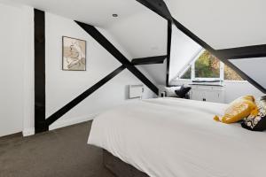 Postel nebo postele na pokoji v ubytování 3A The Courtyard - Apartment for Business, Leisure or Relocation + 14 fotografií
