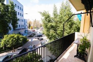 an apartment balcony with a view of a street at Altalune Apart in Córdoba