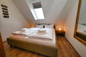 ein Schlafzimmer mit einem Bett mit Handtüchern darauf in der Unterkunft Willi in Büsum