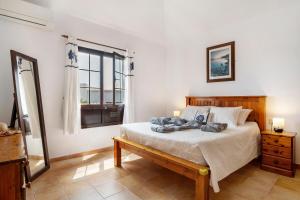 1 dormitorio con cama y ventana en Villa Kanak en Puerto del Carmen