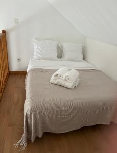um quarto com uma cama com duas toalhas em Ma Campagne em Saint-Rémy