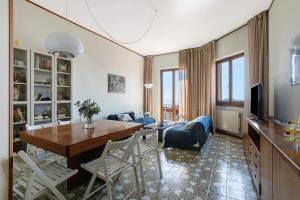 uma sala de estar com uma mesa e uma sala de jantar em Baia Blu Amati em Lerici