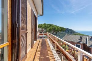 uma varanda com vista para o oceano em Baia Blu Amati em Lerici