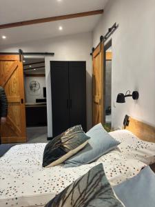 1 dormitorio con 1 cama y armario negro en De Seuterhoeve, en 's-Gravendeel
