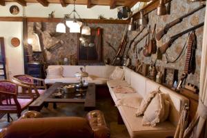 ein Wohnzimmer mit einem Sofa und einem Tisch in der Unterkunft Mariolata Vintage Stone Villa - 4 Season Escape in Marioláta