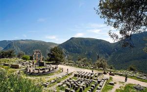 ein großer Friedhof mit Bergen im Hintergrund in der Unterkunft Mariolata Vintage Stone Villa - 4 Season Escape in Marioláta