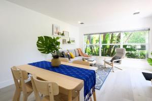 Posezení v ubytování Bright & Comfortable Apt in Victoria Park