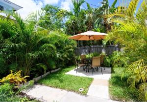 Zahrada ubytování Bright & Comfortable Apt in Victoria Park