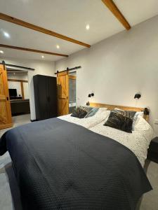een slaapkamer met een groot bed met 2 kussens bij De Seuterhoeve in 's-Gravendeel
