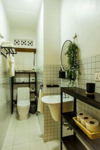 een badkamer met een wit toilet en een wastafel bij Neza Haven Kigali in Kigali