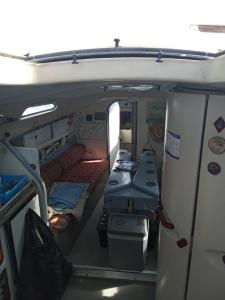 uma vista interior de uma caravana com um sofá e uma mesa em Chambre sur un voilier em Sainte-Anne