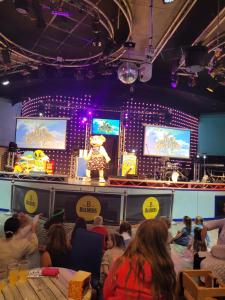 eine Gruppe von Personen, die in einem Raum mit einer Bühne sitzen in der Unterkunft Spacious and modern - 134 UNITY BEACH HOLIDAY RESORT UNITY BREAN CENTRALLY LOCATED 6 birth 2 Pets stay free in Brean + 27 Fotos