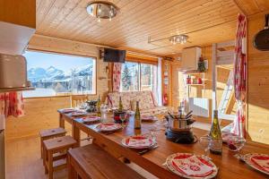 a dining room with a table in a cabin at Appartement rdc - Chalet individuel in La Toussuire