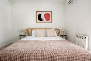 Tempat tidur dalam kamar di Blueground El Putxet i el Farró fully furnished BCN-133