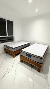 dois colchões num quarto com duas camas em Tulum Zen Retreat, Prime location and amenities. em Tulum