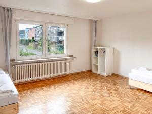 ein leeres Zimmer mit einem Bett und einem Fenster in der Unterkunft T&K Apartments - Duisburg - 3 Zimmer Apartment in Duisburg
