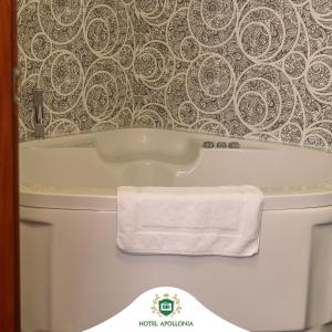 uma toalha em cima de um WC numa casa de banho em Hotel Apollonia em Gjakove