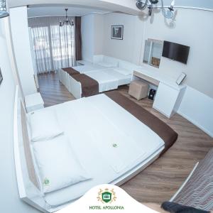 um quarto amplo com 2 camas e um espelho em Hotel Apollonia em Gjakove