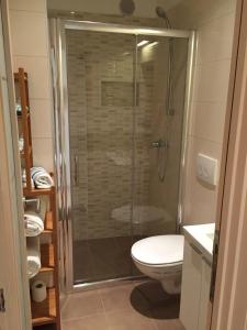 bagno con doccia e servizi igienici. di Apartment Remy a Pola (Pula)