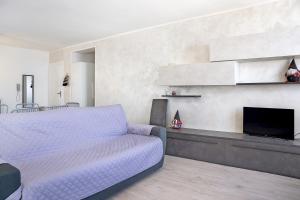sala de estar con cama morada y chimenea en Casa Rucas, en Bagnolo Piemonte