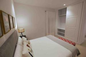 een kleine slaapkamer met een bed in een kamer bij CoLet Apartamento in Sevilla