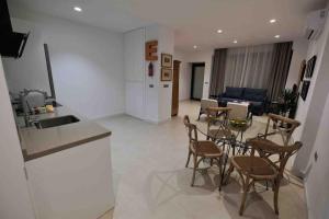 una cucina e un soggiorno con tavolo e sedie di CoLet Apartamento a Siviglia