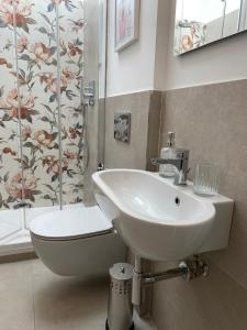 une salle de bain avec un lavabo, des toilettes et une douche dans l'établissement 1886 Casa Medone, à Levanto 52 autres photos