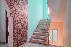 a staircase in a room with a wall at OYO Flagship 87488 Hotel Green Breeze in Lohogaon