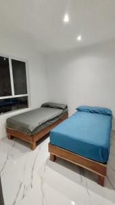 Duas camas num quarto com uma janela em Tulum Zen Retreat, Prime location and amenities. em Tulum