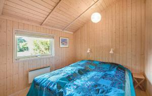 una camera con un letto in una stanza con una finestra di Gorgeous Home In Tisvildeleje With Wifi a Tisvildeleje