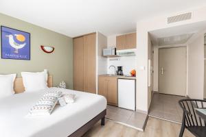 um quarto de hotel com uma cama e uma cozinha em Appart'City Classic Marseille Euromed em Marselha