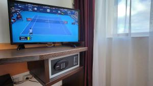 TV a/nebo společenská místnost v ubytování Arion Hotel
