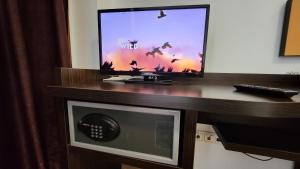 TV a/nebo společenská místnost v ubytování Arion Hotel