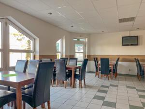 - une salle à manger avec une table et des chaises dans l'établissement AM Motel, à Rimavská Sobota