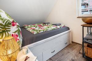 Un dormitorio pequeño con una cama y un escritorio. en Fachwerk, en Neustadt an der Weinstraße