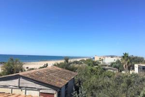 Blick auf den Strand von einem Gebäude in der Unterkunft Breathtaking sea view! in Frontignan