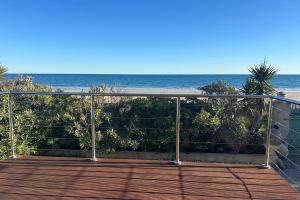 eine Holzterrasse mit Strandblick in der Unterkunft Breathtaking sea view! in Frontignan