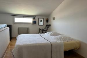 ein kleines Schlafzimmer mit einem Bett und einem Fenster in der Unterkunft Breathtaking sea view! in Frontignan