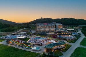 eine Luftansicht eines großen Gebäudes mit einem Casino in der Unterkunft Movenpick Resort and Spa Fruske Terme in Vrdnik